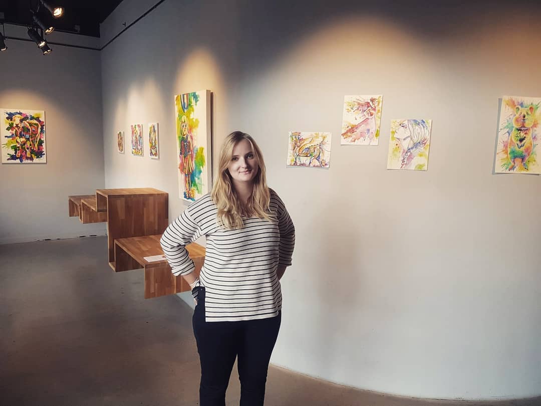 Isabelle bakom Wallgren Art